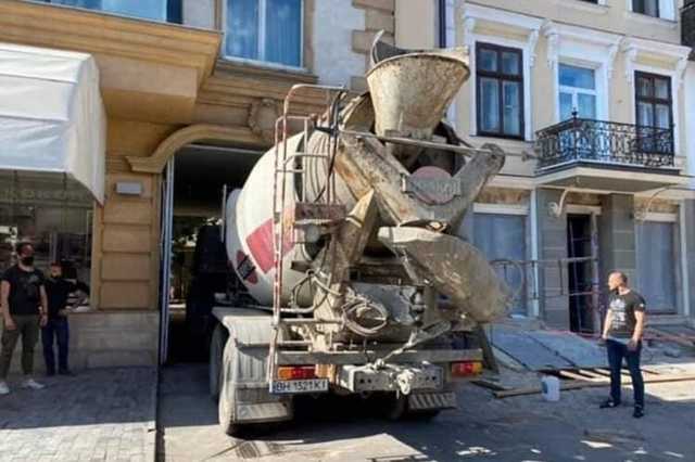 В Одесі мешканці будинку залили бетоном незаконний бізнес депутата