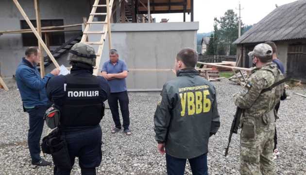 На Буковині силовики провели майже 20 обшуків у “тютюнових” контрабандистів