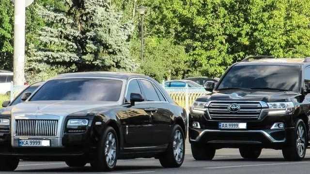 В Украине засняли эффектный кортеж автомобилей с номерами "9999"