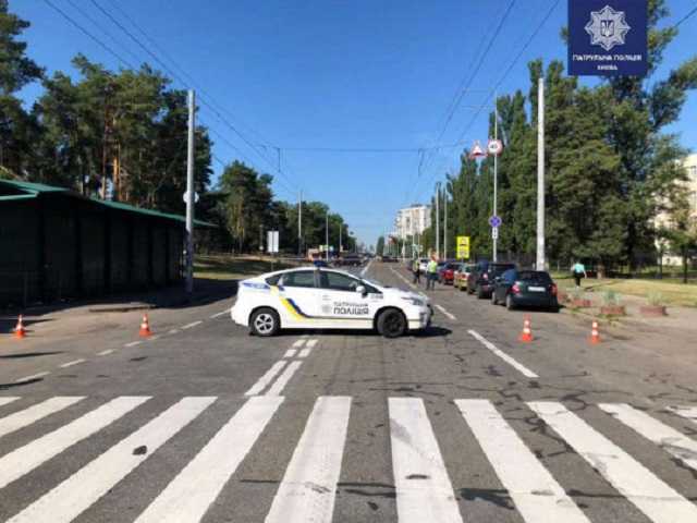 В Киеве перекрыли улицу из-за подозрительного пакета