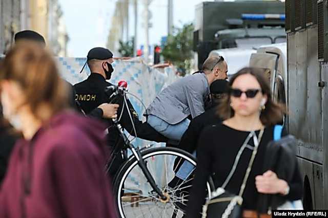 По стопам Кусюка: сотрудники “Беркута” помогают Лукашенко винтить демонстрантов