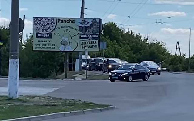 “Зупинили все, бо їде Зеленський”: кортеж президента шокував українців