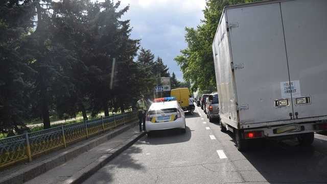 В центре Николаева микроавтобус сбил мужчину: пострадавшего забрала «скорая»