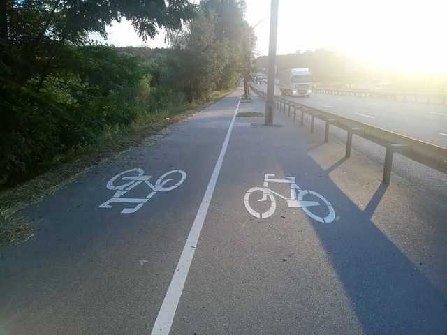 Дорога в столб: В Киеве обновили велодорожку, но стало только хуже