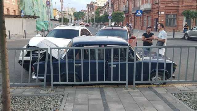 В Днепре сразу два Infiniti влетели в припаркованные “Жигули”