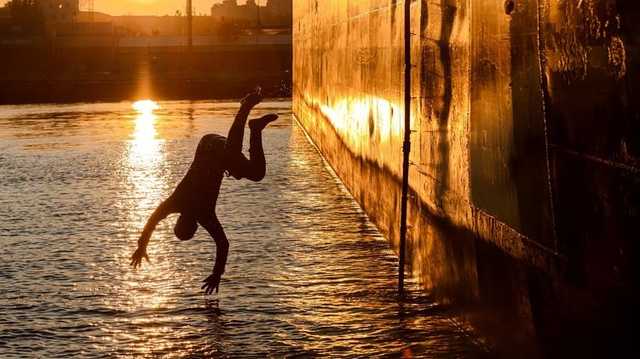 В Одесском порту моряк-иностранец бросился в море, чтобы получить страховку