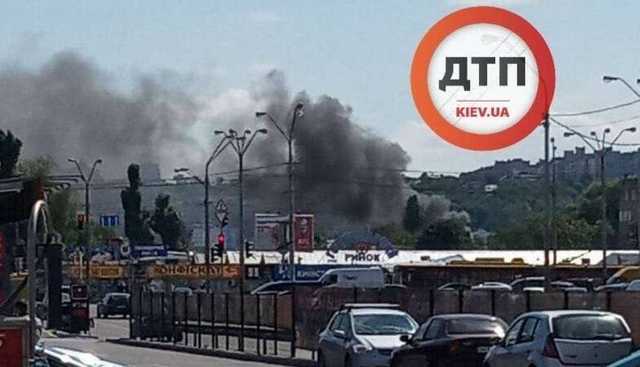 Загорелся киевский книжный рынок «Петровка» у метро «Почайна»