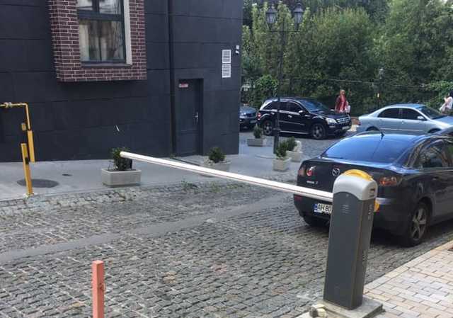 В центре Киева перекрыли дорогу и собирают "дань"