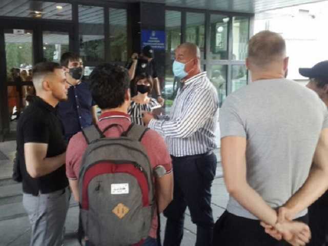 Подозреваемого в зверском избиении бойца «Азова» отпустили на свободу: в Запорожье протестуют