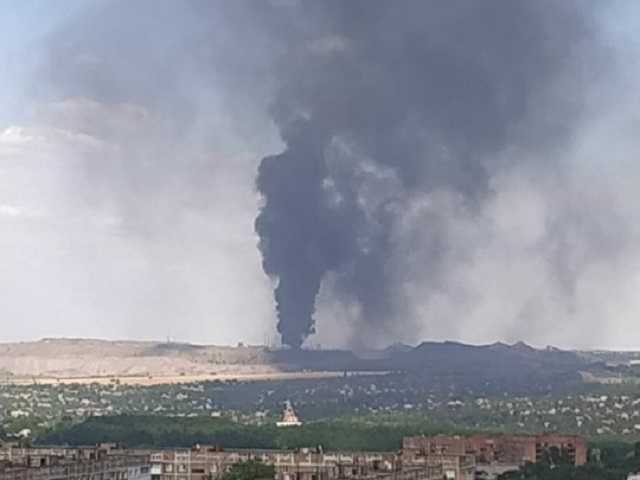 В сети сообщили о сильном пожаре под Донецком: город накрыл черный дым