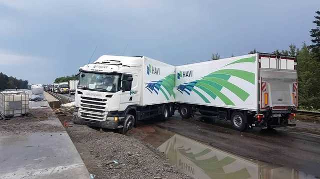 Неудачный разворот. Под Житомиром фура устроила пробку на трассе "Киев - Чоп"