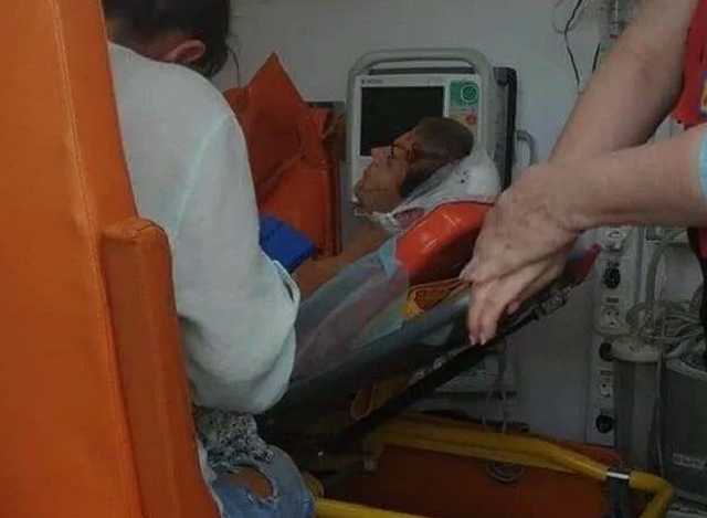 В Киеве аварийная плитка разбила голову парню: его забрала скорая
