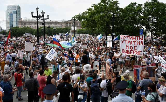Протесты в Хабаровске добивают рейтинг Лучезарного — эксперт
