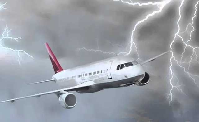 Над Тихим океаном в Boeing попала молния: самолет экстренно сел