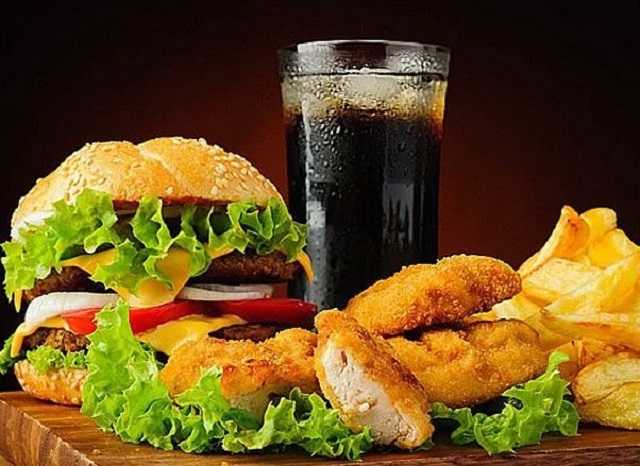 У Британії збираються обмежити рекламу фастфуду для боротьби з COVІD-19