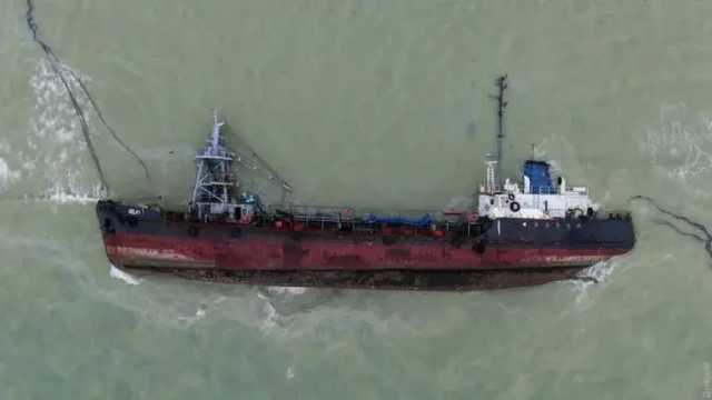 Операция по поднятию танкера Delfi начнется в конце августа. Его могут разрезать