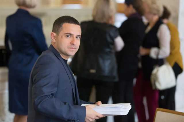 «Слуга народа» Куницкий лоббирует интересы сети «зеленых» заправок своего бизнес-партнера