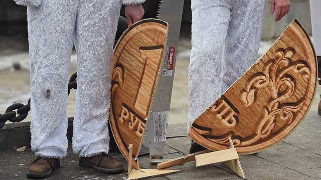 В России спешно избавляются от рубля: «деревянный» обновил 2-месячный минимум