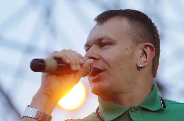 Украинского музыканта затравили за фильм о Порошенко