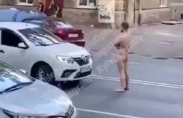 В Киеве нудист жестко поплатился за прогулку на проезжей части
