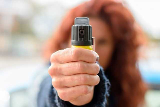 В Днепре женщина забрызгала детей баллончиком за то, что они шумели на улице