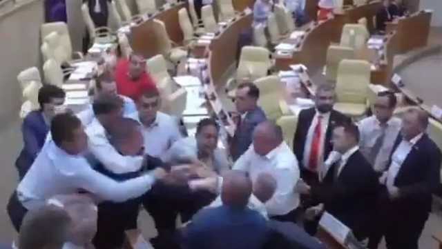 В России депутаты подрались из-за плаката с надписью "голубки"