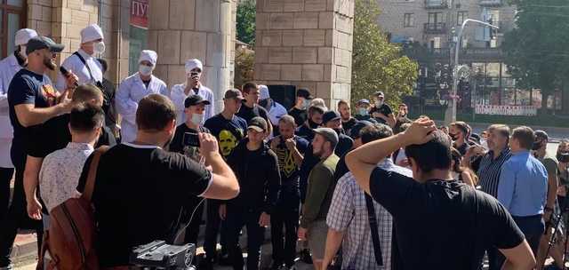 В Киеве произошли столкновения между Нацкорпусом и представителями канала КРТ