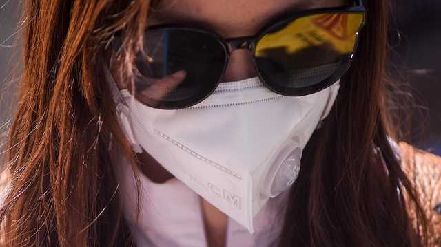 У Німеччині пасажирка побила водійку автобуса за прохання одягнути маску