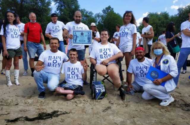 16-летний подросток без ног и руки самостоятельно переплыл Днепр и установил рекорд