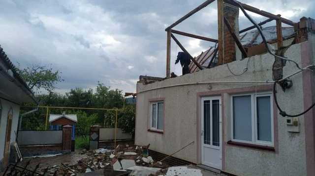 Внезапная непогода на Буковине снесла крыши и повалила деревья