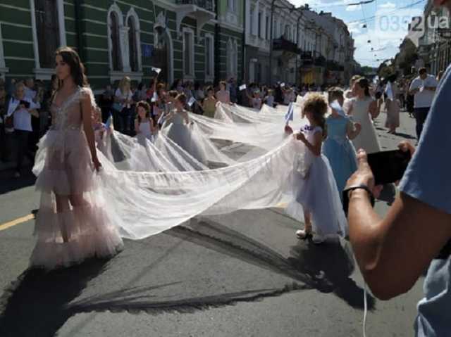 В разгар эпидемии коронавируса в Тернополе устроили массовое шествие выпускников