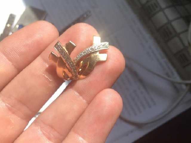 Женщина отдала серьги за телефон с приложением "Дий дома" у КПВВ "Станица Луганская"