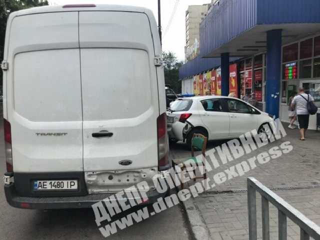 В Днепре автомобиль взбунтовался, "сбежал" от водителя и устроил ДТП