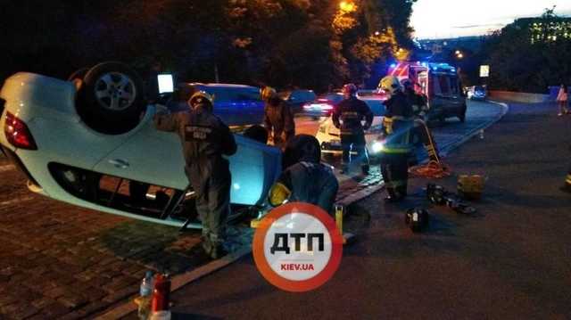 В центре Киева на Владимирском спуске перевернулось авто, есть пострадавший