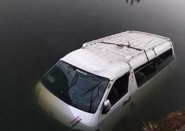 В Египте автобус с пассажирами упал в канал: много погибших