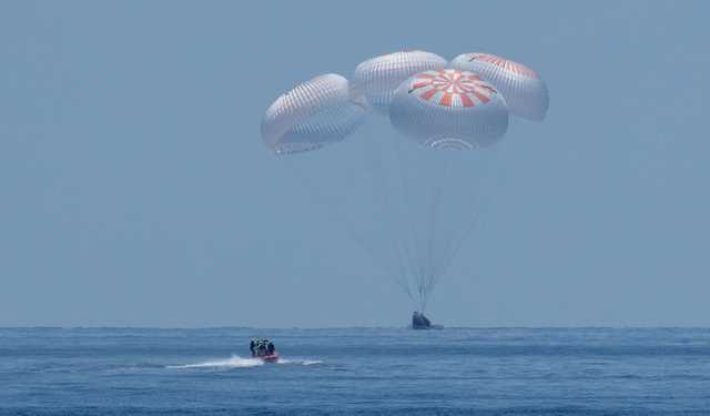 Трамп поздравил NASA с успешным возвращением астронавтов Crew Dragon