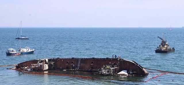 АМПУ объявила конкурс на поднятие затонувшего танкера Delfi