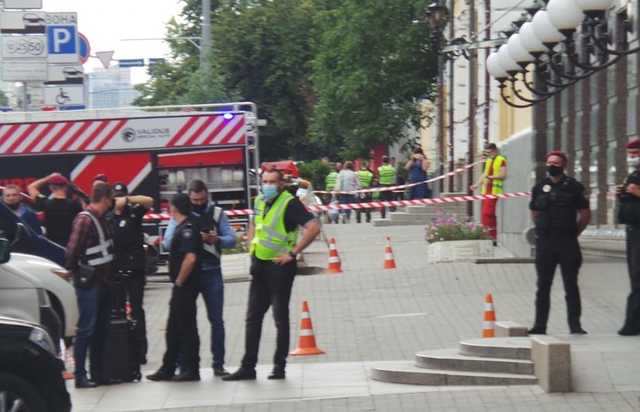 Захвативший банк террорист требует 40 тысяч гривен - сотрудники бизнес-центра