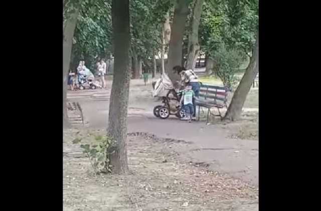 Мать-алкоголичка избивала 10-месячного младенца прямо в парке Бердичева