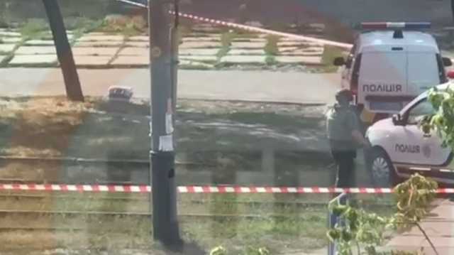 Появилось видео, как взрывотехники проверяют подозрительный чемоданчик на улице Тимошенко в Киеве