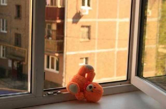 Во Львове из окна многоэтажки выпала и разбилась годовалая девочка