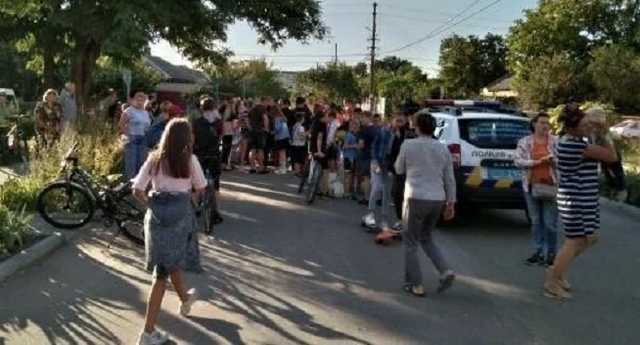 Изнасилование ребенка подростками: в Сумах местные жители перекрыли железную дорогу