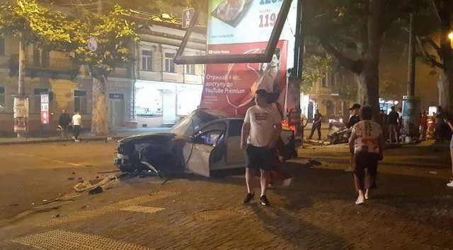 У центрі Одеси сталася масштабна ДТП: уламки авто розлетілися вулицею