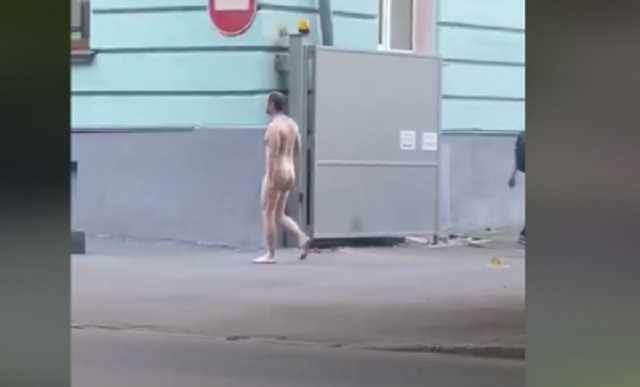 У Києві в урядовому кварталі гуляв оголений чоловік