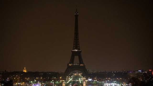Огни Эйфелевой башни погасли в память о жертвах взрывов в Бейруте