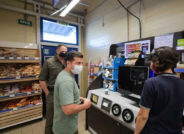 Зеленский после общения с военными на Донбассе заехал за сладостями в магазин