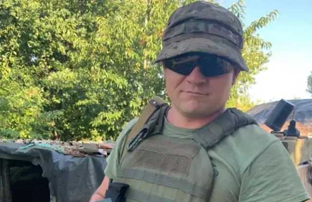 Зеленский на передовой наградил морпеха наручными часами