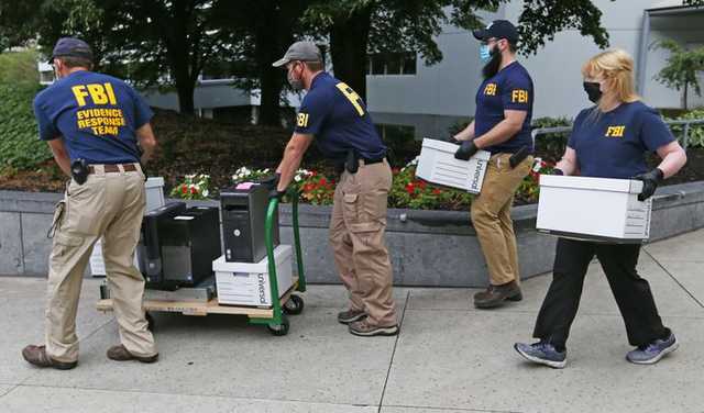 Появились фото обыска ФБР в офисах компаний, связанных с Коломойским