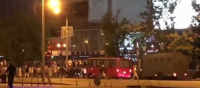 Появилось новое видео жестких столкновений в центре Минска