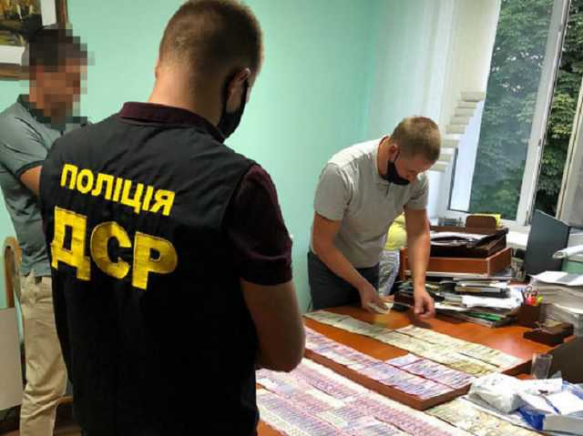 На Хмельниччине руководство Пенсионного фонда присваивало зарплаты сотрудников